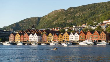 Bergen, Norveç - 19 Ağustos 2015: Bryggen fiyort Doğu tarafında astar Hansa ticari binalar dizisidir. Dünya Kültür mirası siteleri Unesco listesinde olduğunu