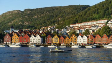 Bergen, Norveç - 19 Ağustos 2015: Bryggen fiyort Doğu tarafında astar Hansa ticari binalar dizisidir. Dünya Kültür mirası siteleri Unesco listesinde olduğunu