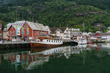 Odda, Norveç - 6 Ağustos 2015: Evleri ve gemi göl kenarında.