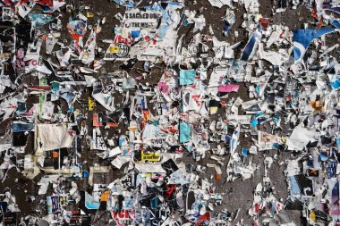 Oslo, Norveç - 12 Ağustos 2015: Duvar ile yırtık poster.