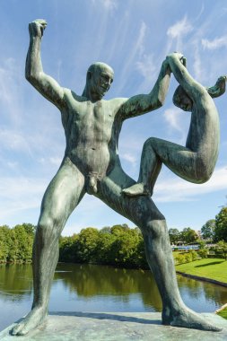 Oslo, Norveç - 13 Ağustos 2015: Gustav Vigeland (1869-1943) Vigeland Park heykelini