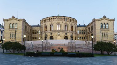 Oslo, Norveç - 12 Ağustos 2015: Stortinget Norveç'in Yüce meclisin var. Meclis Anayasa Norveç tarafından 1814 yılında kurulmuştur ve Emil Victor Langlet tarafından tasarlanmıştır.