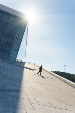 Oslo, Norveç - 12 Ağustos 2015: Ulusal Oslo Opera, 12 Nisan 2008 tarihinde açık olan evi,.