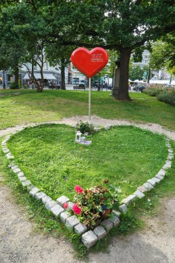 Oslo, Norveç - 12 Ağustos 2015: Kırmızı kalp heykel sanatçısı Espen Hilde Oslo Cathedral dışında bir parkta. İş Anders Breivik'in 2011 tek kişilik terör saldırıları kurbanları anısına.