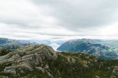 Lysefjord, Rogaland, Norveç üzerinden ağır bulutlar