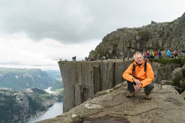Rogaland, Norveç - 16 Ağustos 2015: arka planını Preikestolen (Müezzin Kayası), Rogaland, Norveç, poz dostum