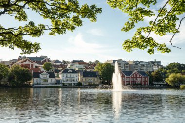 stavanger, Norveç merkezinde yer alan çeşme ile küçük bir göl breiavatnet olduğunu