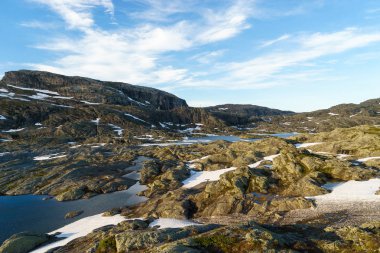 Bulutlar ve göl kenarında Trolltunga, Hordaland, Norveç