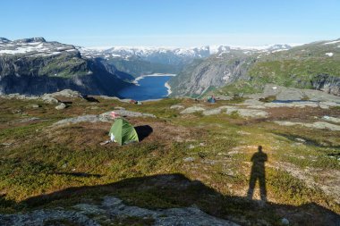 Norveç turizm cazibe - Trolltunga (Troll dil) rock Hordaland County. Ringedalsvatnet Gölü