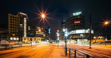 Oslo, Norveç - 30 Mayıs 2017: Modern binalar Oslo-s yakınındaki tren istasyonu.