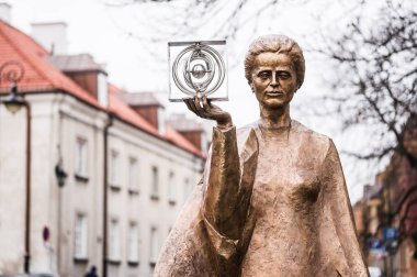 Varşova, Polonya - 2 Ocak 2015: Heykel, Marie Sklodowska-Curie Lehçe heykeltıraş Bronislaw Krzysztof tarafından. Nobel Ödülü kazanan bilim adamı Polonyum bir grafik sembolü onun elinde tutuyor