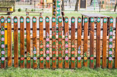 Zalipie, Polonya - 4 Ocak 2015: Renkli Köyü - heritage park nerede tüm binalar ve nesneleri geleneksel çiçek motifi ile dekore edilmiştir. Açık Hava Müzesi