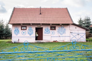Zalipie, Polonya - 4 Ocak 2015: Renkli Köyü - heritage park nerede tüm binalar ve nesneleri geleneksel çiçek motifi ile dekore edilmiştir. Açık Hava Müzesi