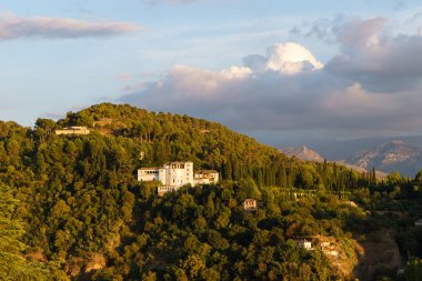 Beyaz Saray Hill güzel bir akşam zaman, Granada, İspanya