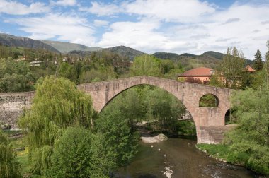 Güzel manzara, İspanya - Sant Joan De Les Abadesses El Pont Vell bridge ile küçük bir kasaba