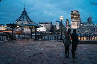 Londra, İngiltere - 20 Şubat 2017: İnsanlar alarak fotoğraf Londra manzarası. Londra şehri bir şehir ve ilçe tarihi merkezi ve Londra merkezi iş bölgesi içeren