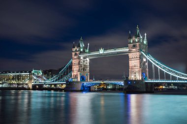 Geceleri aydınlatılan Londra tower bridge