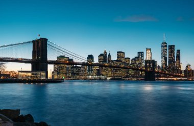 New York'un Manhattan midtown Brooklyn Köprüsü ile gün batımında