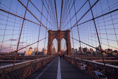 New York, NY Brooklyn Köprüsü gün batımında. Brooklyn Köprüsü nden olduğunu bağlar Manhattan ve Brooklyn Doğu Nehri kapsayan tarafından