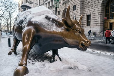 New York City - 10 Şubat 2017: Wall Street boğa Wall Street aşağı Manhattan, New York City, ABD
