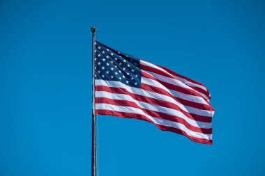 Rüzgarda dalgalanan Amerikan bayrağı
