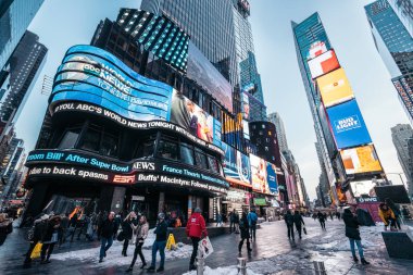 ABD, New York, 2017: Times Square Broadway tiyatroları ve animasyonlu Led işaretleri ile
