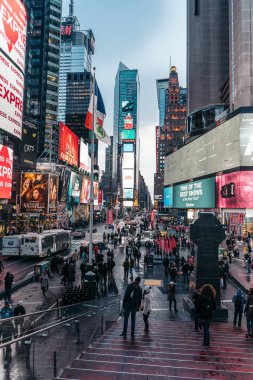 ABD, New York, 2017: Times Square Broadway tiyatroları ve animasyonlu Led işaretleri ile