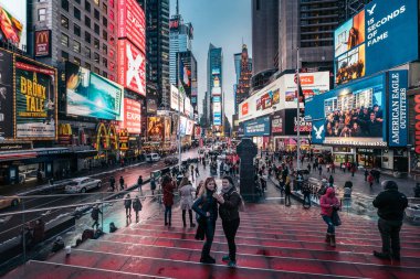 ABD, New York, 2017: Times Square Broadway tiyatroları ve animasyonlu Led işaretleri ile