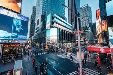 ABD, New York, 2017: Times Square Broadway tiyatroları ve animasyonlu Led işaretleri ile