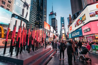 ABD, New York, 2017: Times Square Broadway tiyatroları ve animasyonlu Led işaretleri ile