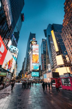 ABD, New York, 2017: Times Square Broadway tiyatroları ve animasyonlu Led işaretleri ile