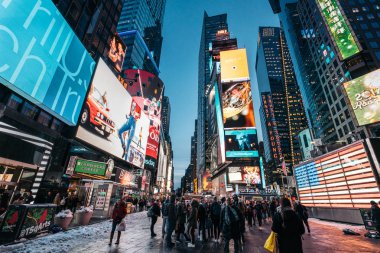 ABD, New York, 2017: Times Square Broadway tiyatroları ve animasyonlu Led işaretleri ile
