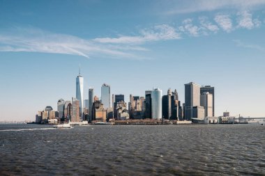 Manhattan siluetinin üzerinde Hudson Nehri, New York City, Amerika Birleşik Devletleri