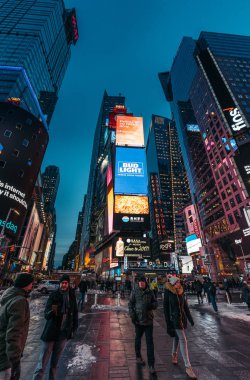 ABD, New York, 2017: Times Square Broadway tiyatroları ve animasyonlu Led işaretleri ile