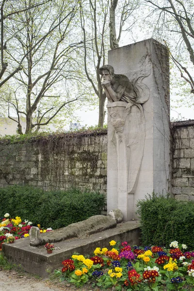 法国巴黎 查尔斯 波德莱尔在蒙帕纳斯墓地的 Cenotaph 查尔斯 皮埃尔 鲍德莱尔是一位法国诗人 他还以散文家 艺术评论家的身份创作了著名的作品 — 图库照片