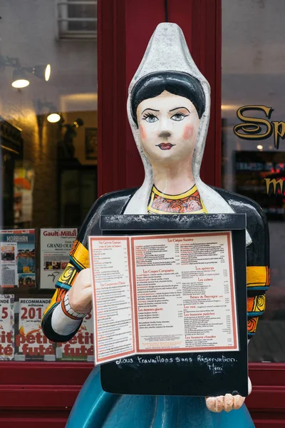 法国万内斯 2016年10月18日 身穿布列塔尼传统服装 在餐馆前拿着菜单的妇女雕像 — 图库照片