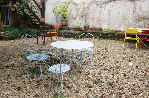 Kleurrijke Metalen Tafels Stoelen Een Patio Tuin Noyers Frankrijk — Stockfoto