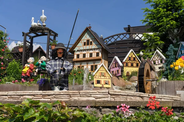 法国泽伦伯格 2016年6月10日 科尔马附近 Zellenberg 村的童话风格花园 有阿尔萨斯的传统元素 — 图库照片