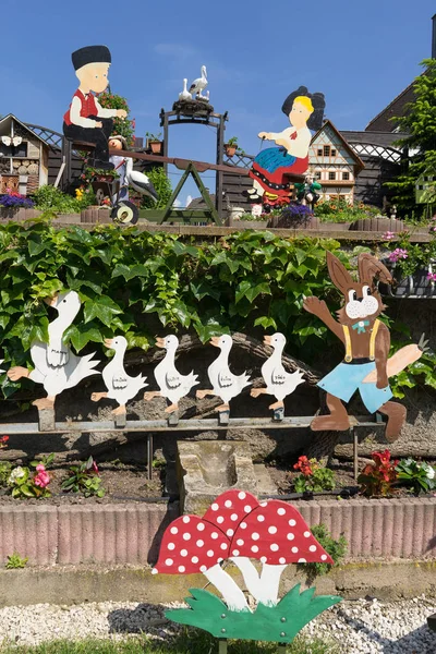 ツェレンベルク フランス 2016 おとぎ話風の庭園コルマール近くツェレンベルク村のアルザスの伝統的な要素に — ストック写真