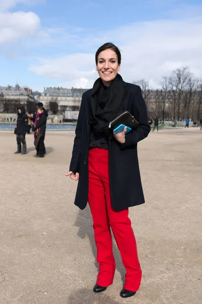 Paris - Ekim 2016: Paris moda haftası sırasında şık kadın. New York, Londra ve Milan Fashion week ile onlar dünyanın dört büyük moda etkinlikleri vardır