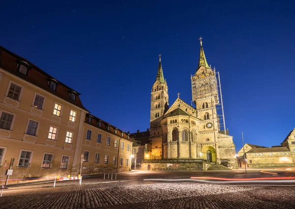 晚上的班贝格大教堂与星空 可爱的中世纪基督教教堂在世界文化遗产城市班贝格 巴伐利亚的弗兰科尼亚地标 — 图库照片