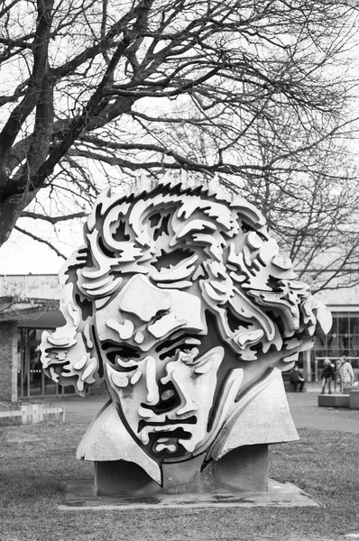 德国波恩 贝多芬纪念碑 Beethon 2013 日在德国波恩举行 1986 Klaus Kammerichs 创建的雕塑已经成为波恩的主要地标之一 — 图库照片