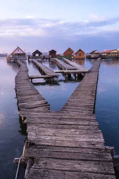 Pequenas Casas Pesca Inverno Pôr Sol Lago Bokod Hungria — Fotografia de Stock