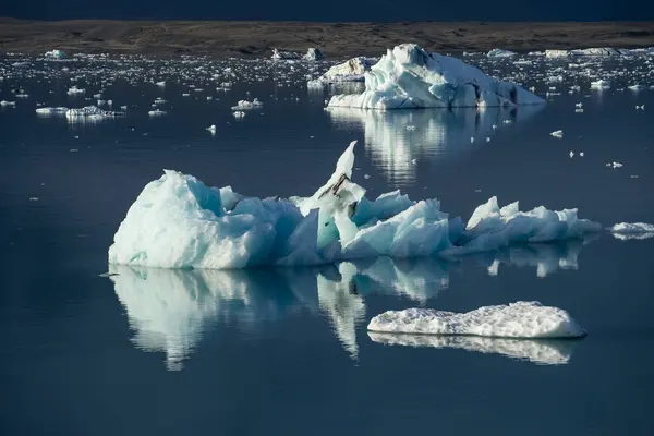 Παγόβουνο Στη Λιμνοθάλασσα Γιόκουλσάρλον Παγετώνα Που Βρίσκεται Στο Νοτιοανατολικό Τμήμα — Φωτογραφία Αρχείου