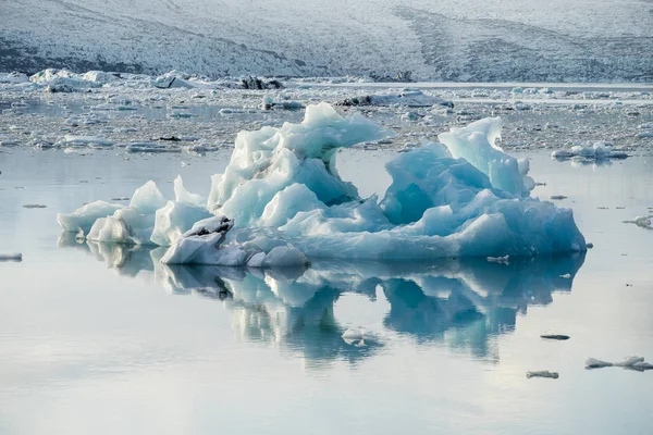 氷山手配氷河ラグーン Vatnajokull 氷河近くの島の南東部に位置します 観光名所 — ストック写真
