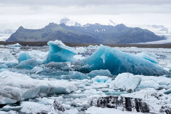 氷山手配氷河ラグーン Vatnajokull 氷河近くの島の南東部に位置します 観光名所 — ストック写真