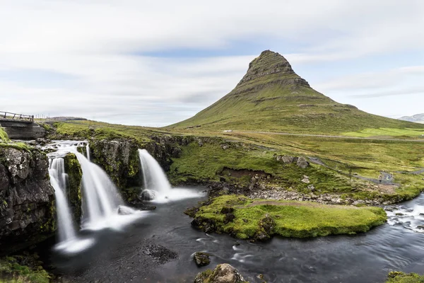 Красиві Гірські Kirkjufell Хмар Snaefellsnes Півострова Ісландія Вибіркове Фокус — стокове фото