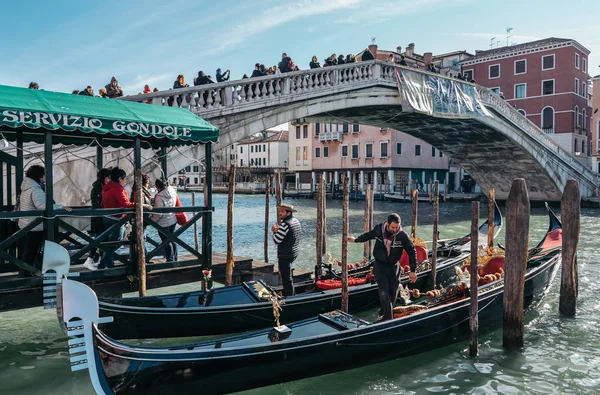 建物に囲まれた運河でベニス イタリア 2017 ゴンドラ — ストック写真