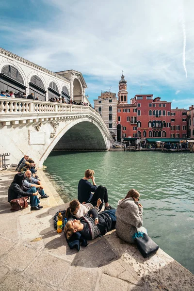 リアルト橋グラン カナルの上に座ってヴェネツィア イタリア 2017 — ストック写真