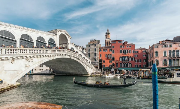 Benátky Itálie Února 2017 Visuté Vedenými Pod Mostem Rialto Přes — Stock fotografie